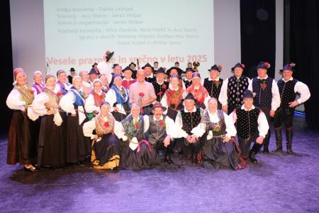 Ples in glasba izpod kamniških planin v izvedbi Folklorne skupine Kamnik in njihovih prijateljev  (28)